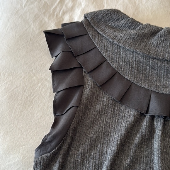 Cute grey ribbed sleeveless top with 4 jet button closure and black pleated edge - Picture 8 of 10